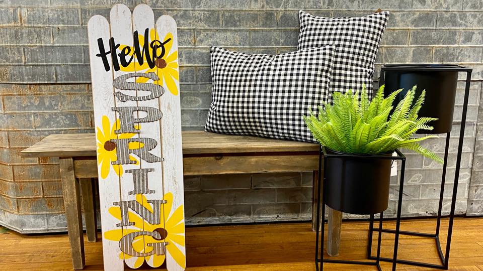 5 Farmhouse Style Porch Decorating Ideas for Spring & Summer