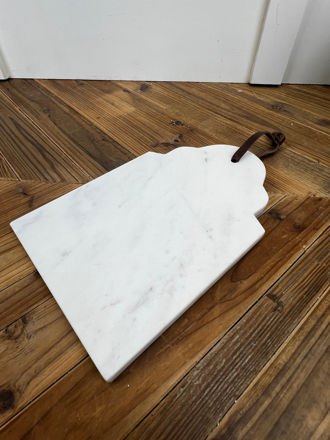 Scalloped Arch Marble Cutting Board