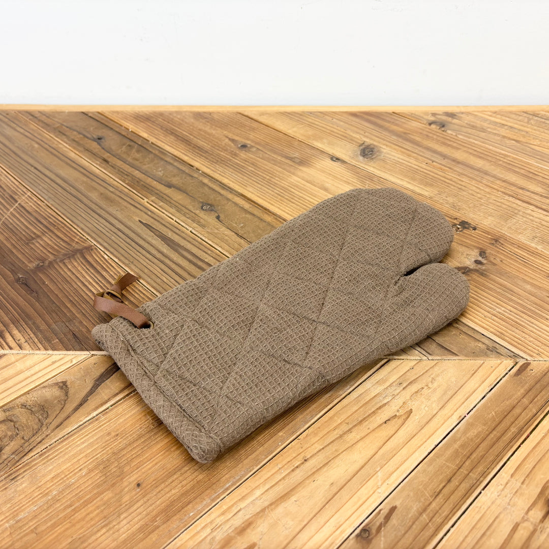 Neutral Oven Mitts and Pot Holders