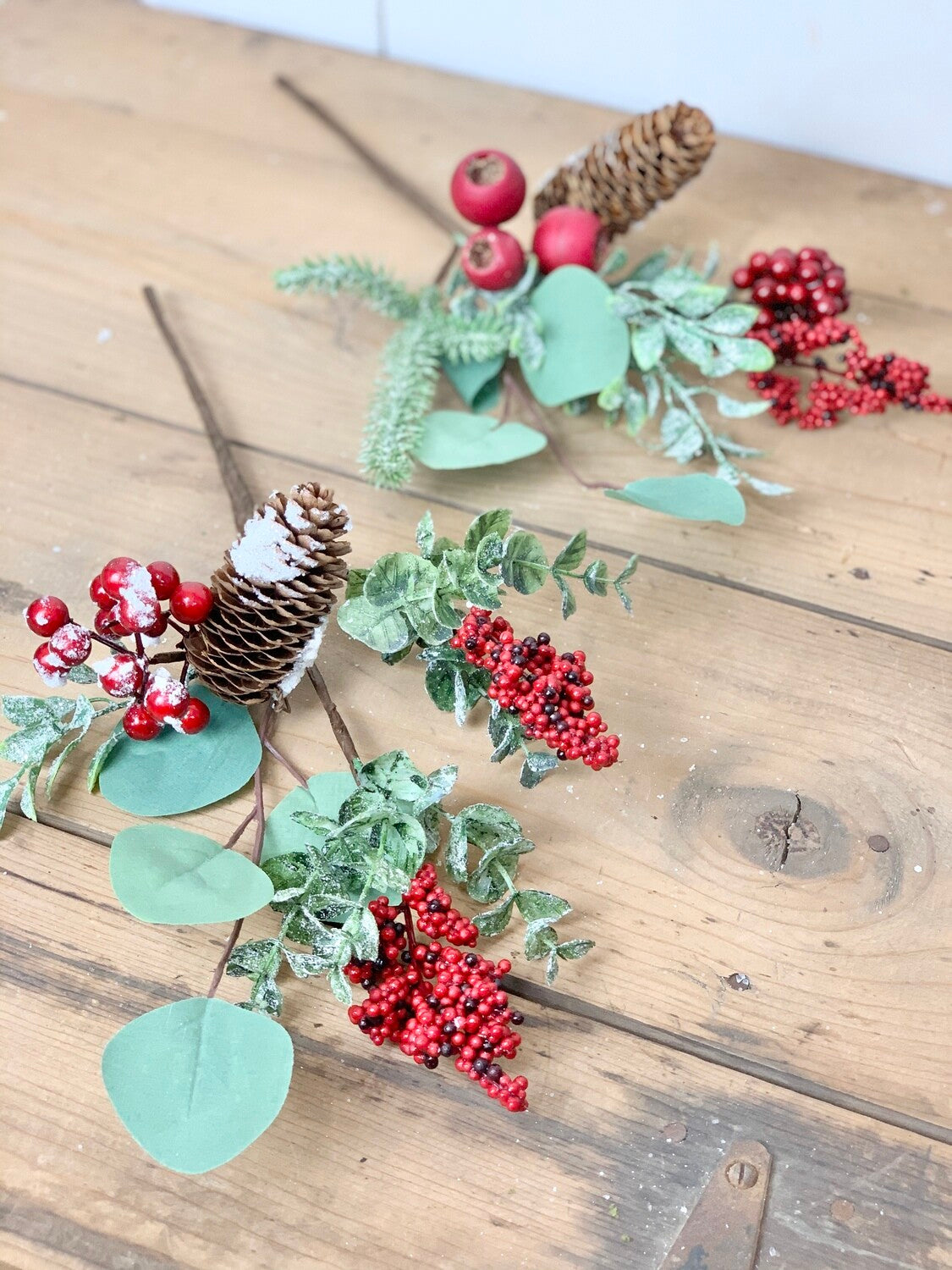 Snowy Berries Cone Pick