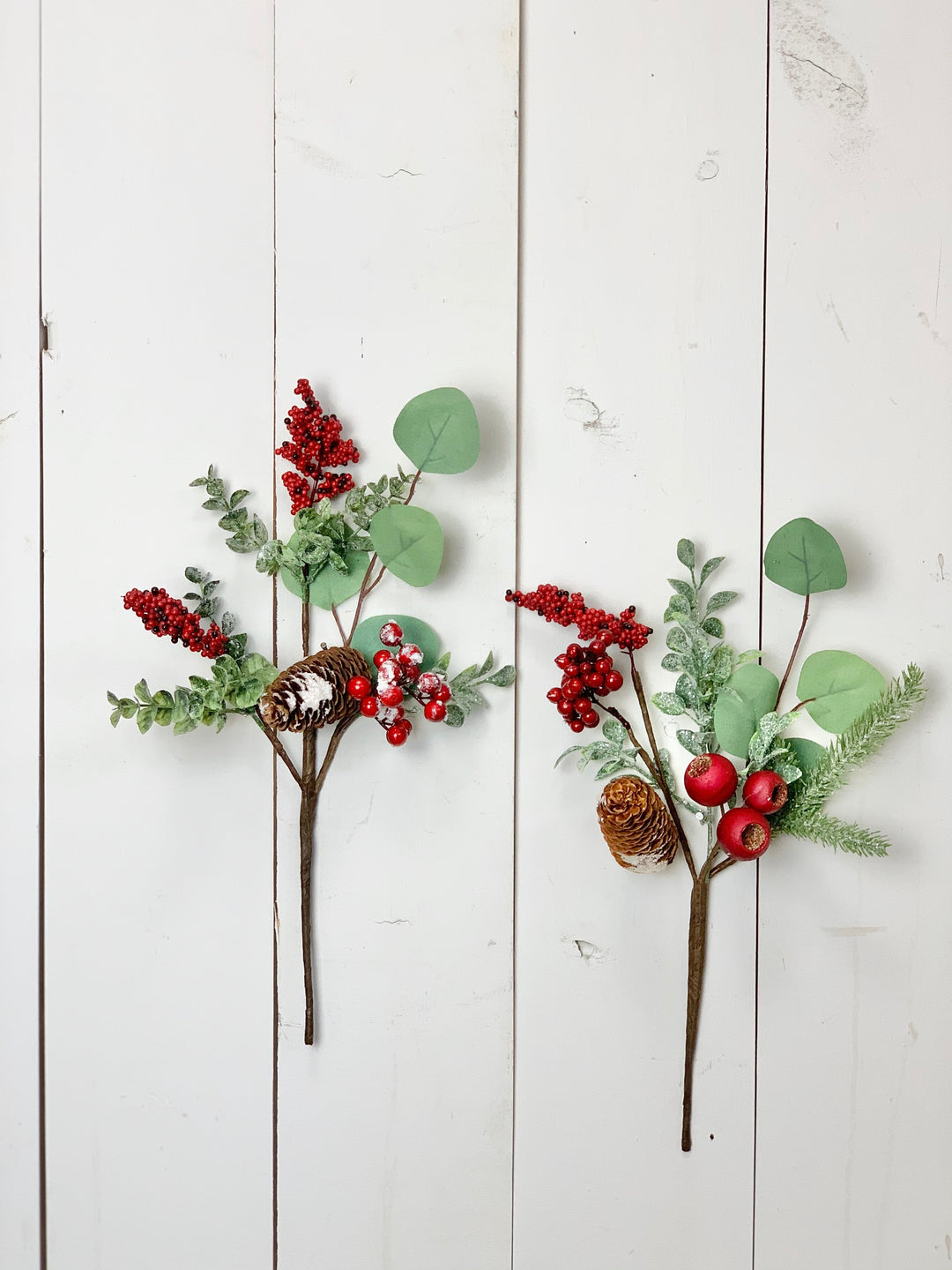 Snowy Berries Cone Pick